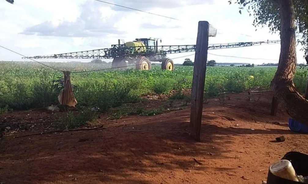 Trator pulveriza veneno ao lado de escola de terra indígena em Caarapó (MS) (Foto: Divulgação Cimi) www.brasil247.com - Trator pulveriza veneno ao lado de escola de terra indígena em Caarapó (MS)