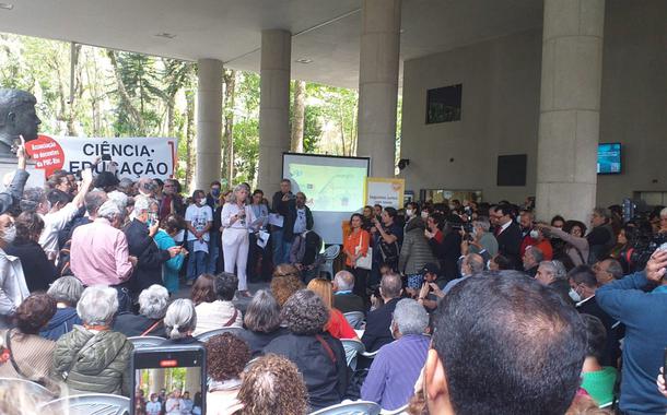 Carta em defesa da democracia é lida na UFRJ (Foto: Reprodução/Twitter/ADUFRJ) Carta em defesa da democracia é lida na UFRJ