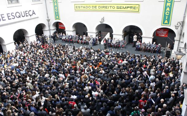 Ato pela democracia na Faculdade de Direito da USP, São Paulo (Foto: Felipe Gonçalves/Brasil 247) Ato pela democracia na Faculdade de Direito da USP, São Paulo
