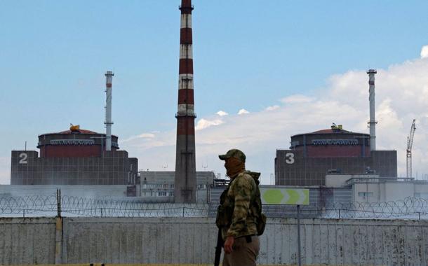 Militar russo vigia usina nuclear de Zaporizhia (Foto: Reuters) Militar russo vigia usina nuclear de Zaporizhia