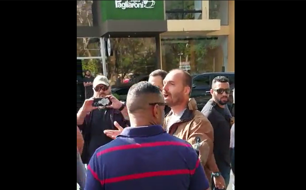 Cercado de seguranças, Eduardo Bolsonaro manda ex-secretário de Saúde de São Carlos tomar no c...