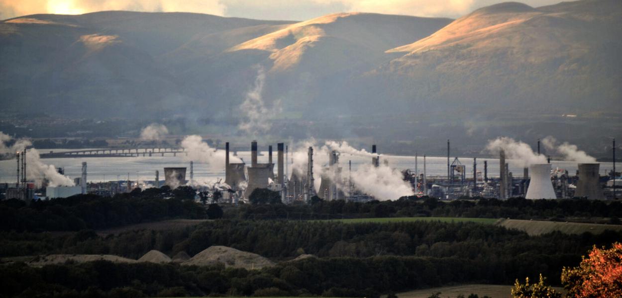 Complexo de refinaria de petróleo em Grangemouth, Escócia, 2016. (Foto: WikiMedia Commons) www.brasil247.com - Complexo de refinaria de petróleo em Grangemouth, Escócia, 2016.