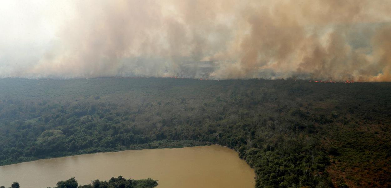Fumaça sobre vegetação ao redor do rio Cuiabá, no Pantanal, em Poconé, no Mato Grosso (Foto: REUTERS/Amanda Perobelli) www.brasil247.com - Fumaça sobre vegetação ao redor do rio Cuiabá, no Pantanal, em Poconé, no Mato Grosso