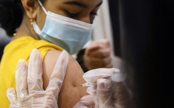 Menina recebe dose da vacina contra Covid-19 da Pfizer-BioNTech (Foto: REUTERS/Hannah Beier) Menina recebe dose da vacina contra Covid-19 da Pfizer-BioNTech