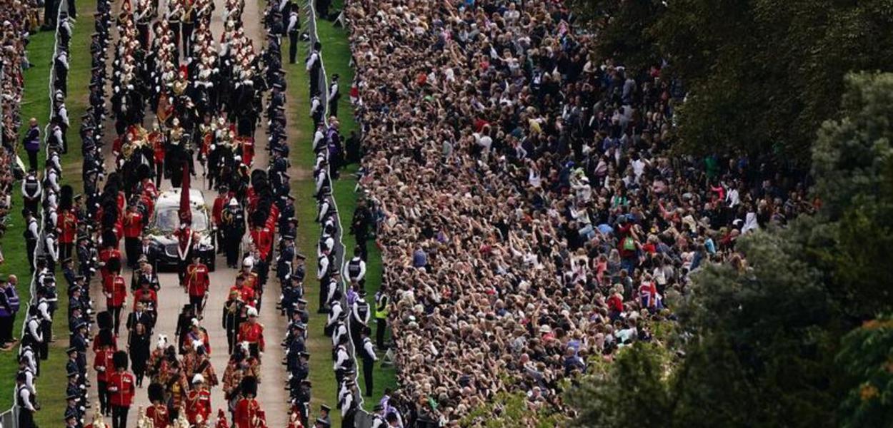 Cortejo fúnebre percorre a Long Walk até chegar ao Castelo de Windsor (Foto: REUTERS/Aaron Chown/Piscina) www.brasil247.com - Cortejo fúnebre percorre a Long Walk até chegar ao Castelo de Windsor