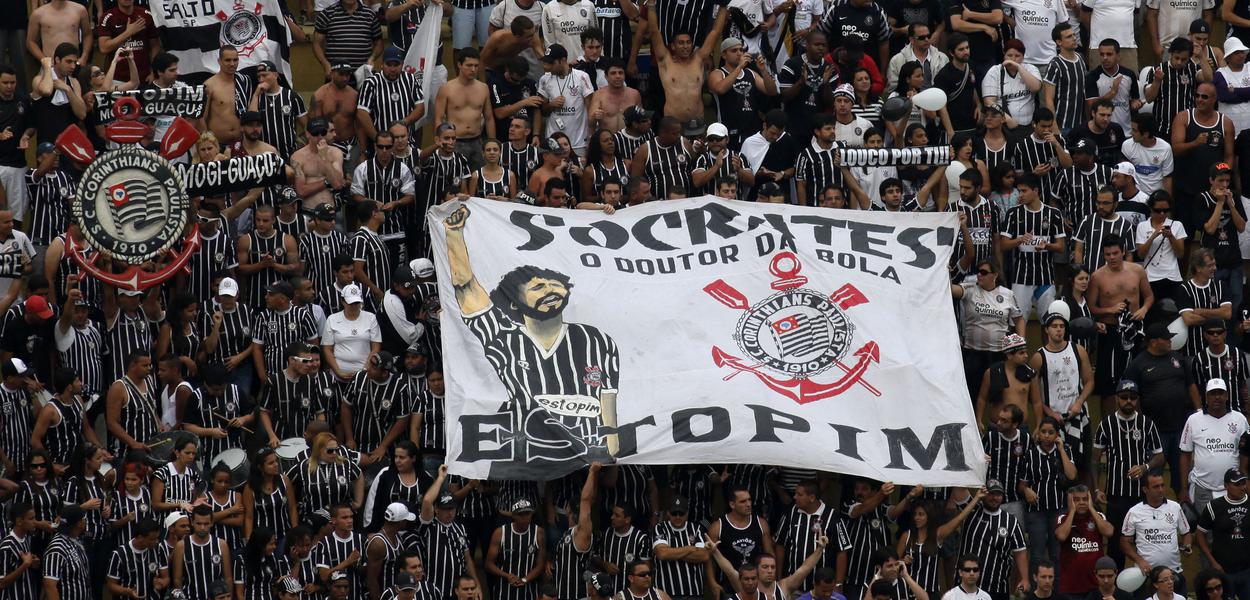 Torcedores do Corinthians com faixa em homenagem a Sócrates durante partida do clube em São Paulo - 04/12/2011 (Foto: REUTERS/Nacho Doce) www.brasil247.com - Torcedores do Corinthians com faixa em homenagem a Sócrates durante partida do clube em São Paulo - 04/12/2011