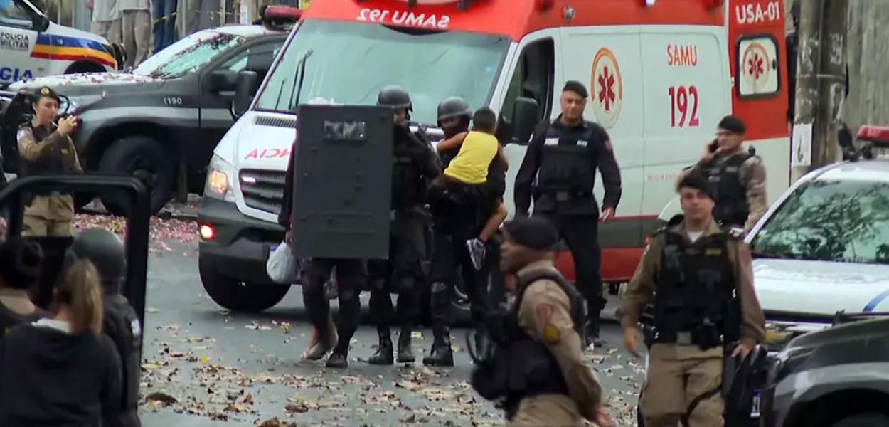 Criança é liberada após 16 horas em poder do sequestrador (Foto: Reprodução/TV Globo) www.brasil247.com - Criança é liberada após 16 horas em poder do sequestrador