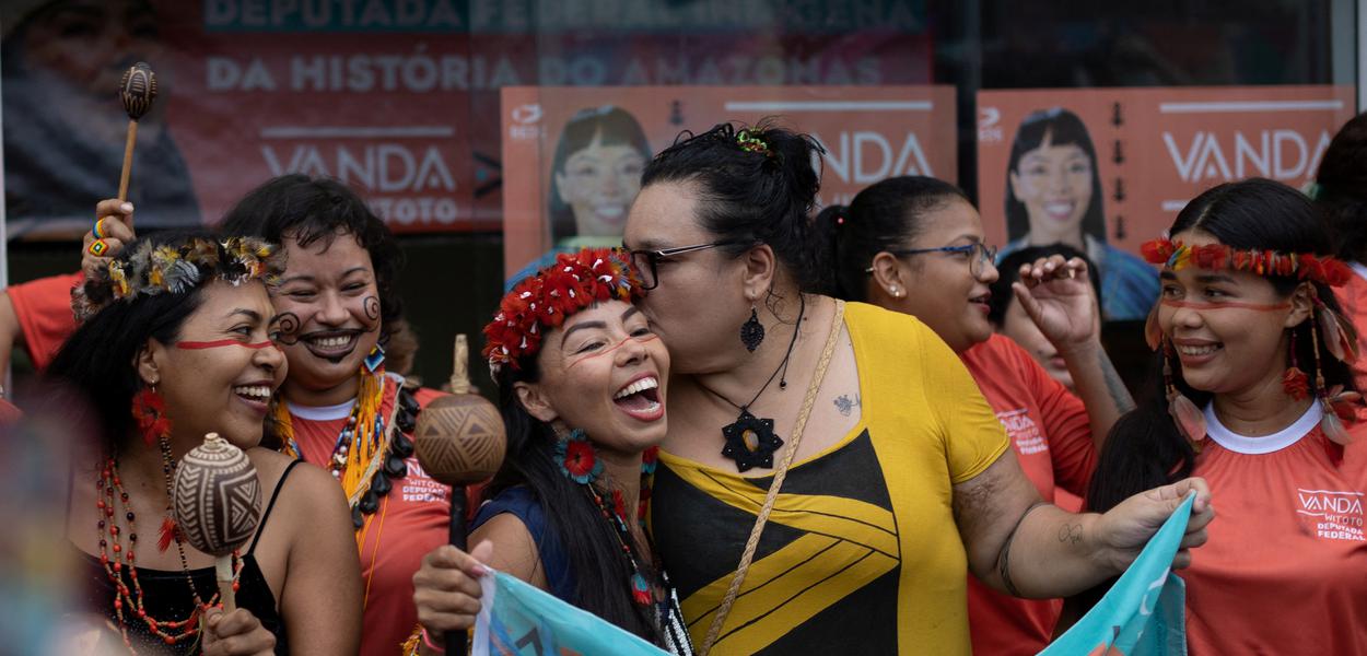 Vanda Witoto durante ato de campanha em comunidade indígena em Manaus (Foto: REUTERS/Bruno Kelly) www.brasil247.com - Vanda Witoto durante ato de campanha em comunidade indígena em Manaus