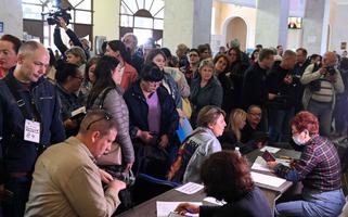 Sessão de votação em Donbass (Foto: Reuters) Sessão de votação em Donbass
