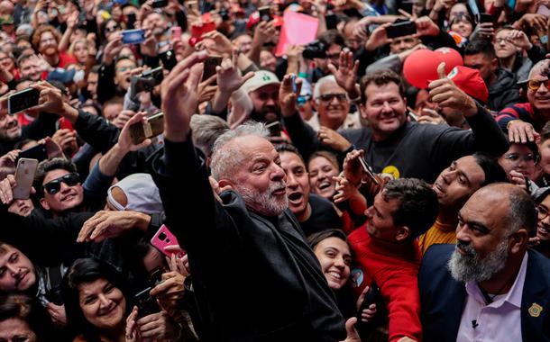 Ex-presidente Luiz Inácio Lula da Silva durante comício em Curitiba (Foto: REUTERS/Ueslei Marcelino) Ex-presidente Luiz Inácio Lula da Silva durante comício em Curitiba