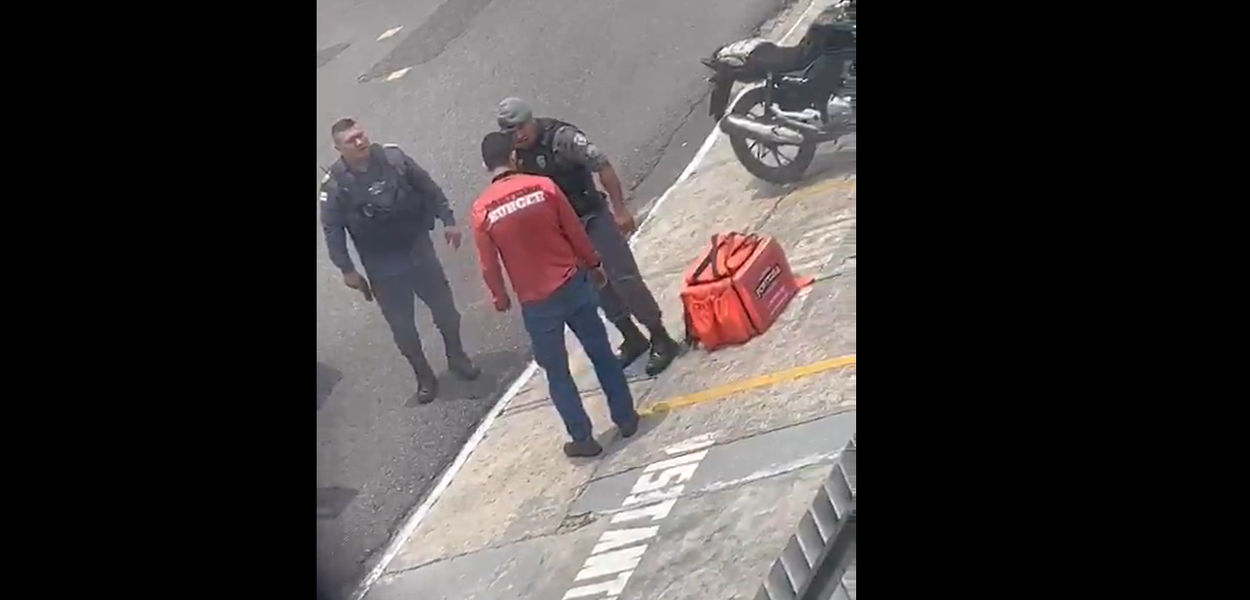 Motoboy é alvo de truculência da PM em Manaus (Foto: Reprodução) www.brasil247.com - Motoboy é alvo de truculência da PM em Manaus
