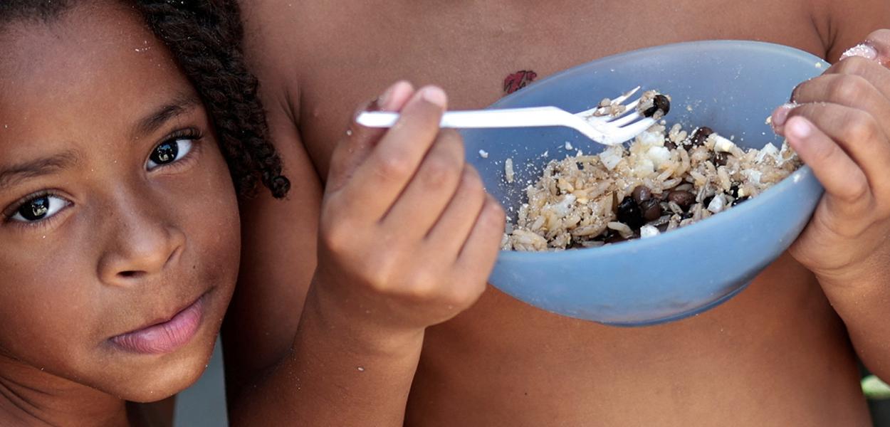 Thawanny Silva de Souza, de 6 anos, (E) e Rafael Silva de Souza, de 9 anos, (D), comem prato com arroz, feijão e ovo na Favela do Arci-Íris, em Recife 15/09/2022 (Foto: REUTERS/Ueslei Marcelino) www.brasil247.com - Thawanny Silva de Souza, de 6 anos, (E) e Rafael Silva de Souza, de 9 anos, (D), comem prato com arroz, feijão e ovo na Favela do Arci-Íris, em Recife 15/09/2022