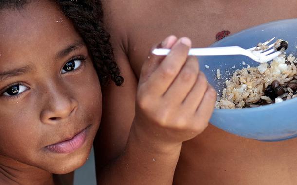 Thawanny Silva de Souza, de 6 anos, (E) e Rafael Silva de Souza, de 9 anos, (D), comem prato com arroz, feijão e ovo na Favela do Arci-Íris, em Recife 15/09/2022 (Foto: REUTERS/Ueslei Marcelino) Thawanny Silva de Souza, de 6 anos, (E) e Rafael Silva de Souza, de 9 anos, (D), comem prato com arroz, feijão e ovo na Favela do Arci-Íris, em Recife 15/09/2022