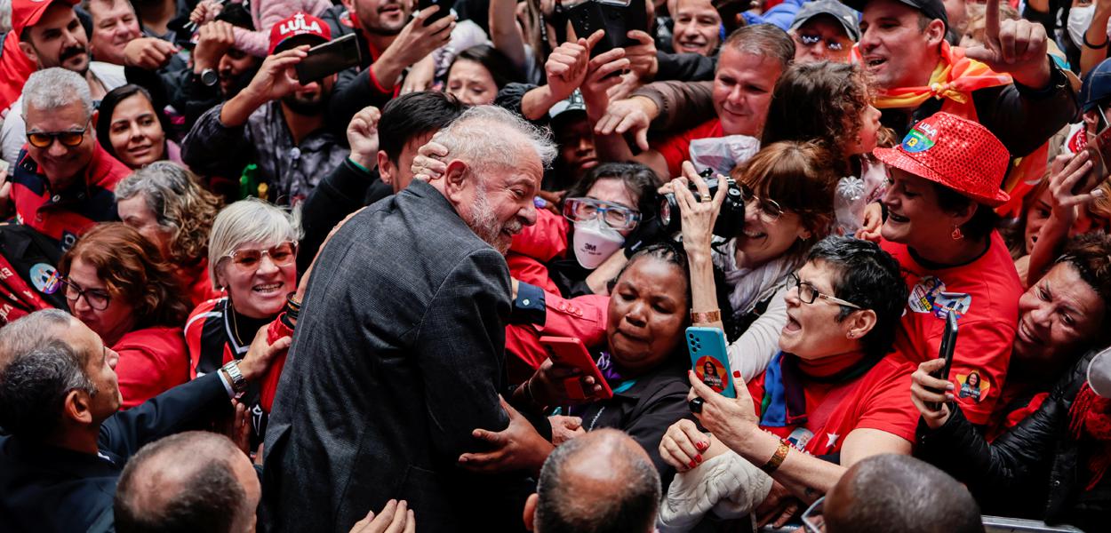Lula cumprimenta apoiadores em Curitiba 17/09/2022 (Foto: REUTERS/Ueslei Marcelino) www.brasil247.com - Lula cumprimenta apoiadores em Curitiba 17/09/2022