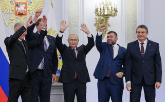 Vladimir Putin junto de Denis Pushilin, Leonid Pasechnik, Vladimir Saldo e Yevgeny Balitsky ao anunciar adesão de regiões ucranianas
 30/9/2022   Sputnik/Mikhail Metzel/Pool via REUTERS