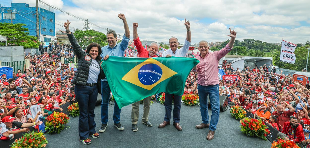 Da esq. para a dir.: Professora Lúcia França, Fernando Haddad, Luiz Inácio Lula da Silva, Geraldo Alckmin e Márcio França (Foto: RICARDO STUCKERT) www.brasil247.com - Da esq. para a dir.: Professora Lúcia França, Fernando Haddad, Luiz Inácio Lula da Silva, Geraldo Alckmin e Márcio França