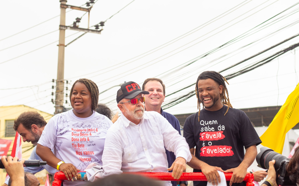Lula no Complexo do Alemão, no Rio de Janeiro (Foto: Reprodução/Twitter/René Silva) Lula no Complexo do Alemão, no Rio de Janeiro