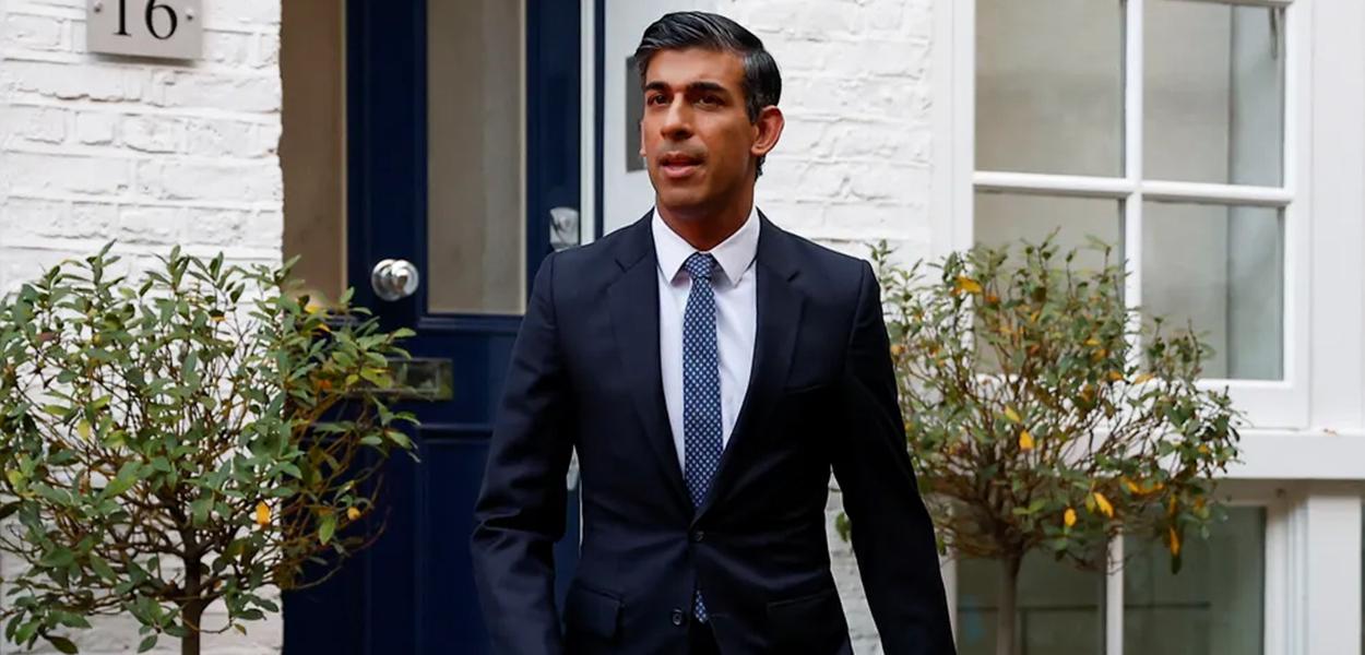Rishi Sunak em frente à sua casa, em Londres, Inglaterra (Foto: REUTERS/Peter Nicholls) www.brasil247.com - Rishi Sunak em frente à sua casa, em Londres, Inglaterra