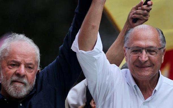 Lula e Alckmin participam de ato de campanha em Porto Alegre 19/10/2022 (Foto: REUTERS/Diego Vara) Lula e Alckmin participam de ato de campanha em Porto Alegre 19/10/2022