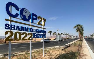 Placa da COP27 na estrada que leva ao local da conferência em Sharm el-Sheikh, no Egito
