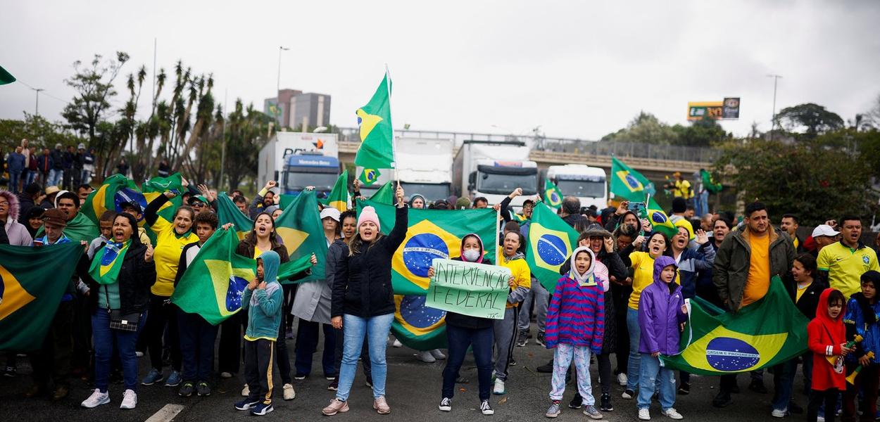 Manifestantes bloqueiam rodovia Castelo Branco, em Barueri, na Grande São Paulo - 02/11/2022 (Foto: REUTERS/Amanda Perobelli) www.brasil247.com - Manifestantes bloqueiam rodovia Castelo Branco, em Barueri, na Grande São Paulo - 02/11/2022