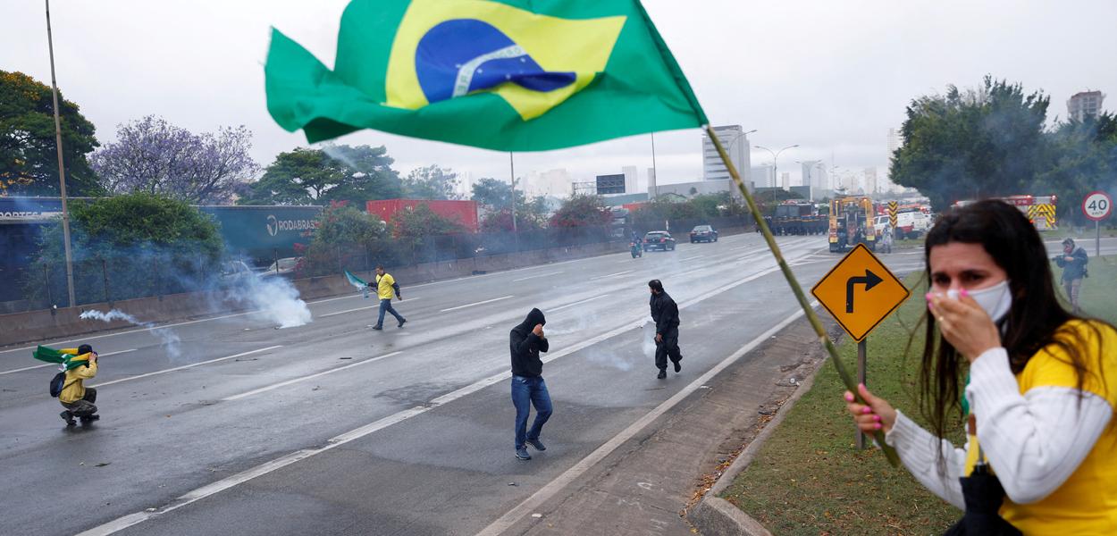 Apoiadores do presidente Jair Bolsonaro na rodovia Castelo Branco, em Barueri (SP) 02/11/2022 (Foto: REUTERS/Amanda Perobelli/File Photo) www.brasil247.com - Apoiadores do presidente Jair Bolsonaro na rodovia Castelo Branco, em Barueri (SP) 02/11/2022