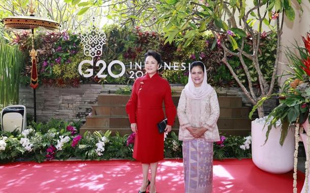 Peng Liyuan e Iriana Joko Widodo (Foto: Xinhua) Peng Liyuan e Iriana Joko Widodo