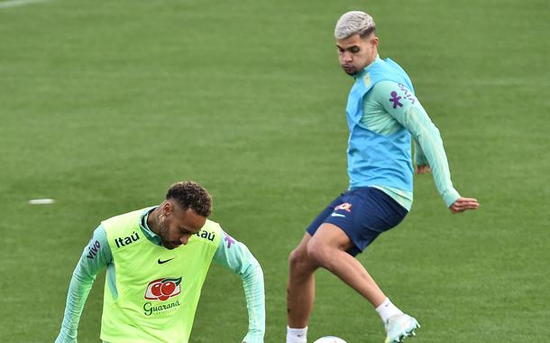 Neymar e Bruno Guimarães em treino da seleção brasileira em Turim 15/11/2022 (Foto: MASSIMO PINCA / REUTERS) Neymar e Bruno Guimarães em treino da seleção brasileira em Turim 15/11/2022