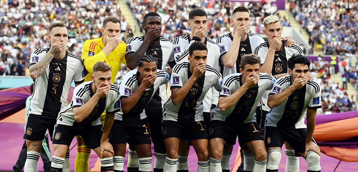 Jogadores da seleção da Alemanha posam para foto oficial tapando suas bocas com as mãos antes de estreia na Copa do Mundo do Catar contra o Japão 23/11/2022 (Foto: REUTERS/Annegret Hilse) www.brasil247.com - Jogadores da seleção da Alemanha posam para foto oficial tapando suas bocas com as mãos antes de estreia na Copa do Mundo do Catar contra o Japão 23/11/2022