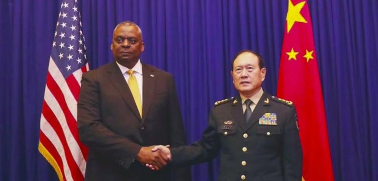 Wei Fenghe, ministro da Defesa da China, e Lloyd Austin, chefe do Pentágono (Foto: Reprodução Twitter Wei Fenghe) www.brasil247.com - Wei Fenghe, ministro da Defesa da China, e Lloyd Austin, chefe do Pentágono