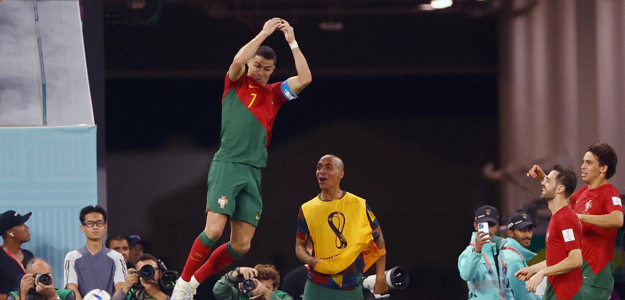 Cristiano Ronaldo comemora gol marcado na partida entre Portugal e Gana pela Copa do Mundo do Catar
24/11/2022 REUTERS/Hannah Mckay (Foto: REUTERS/Hannah Mckay) www.brasil247.com - Cristiano Ronaldo comemora gol marcado na partida entre Portugal e Gana pela Copa do Mundo do Catar
24/11/2022 REUTERS/Hannah Mckay