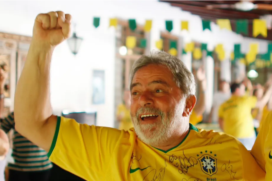 Lula com a camisa da Seleção Brasileira (Foto: Ricardo Stuckert) www.brasil247.com - Lula com a camisa da Seleção Brasileira
