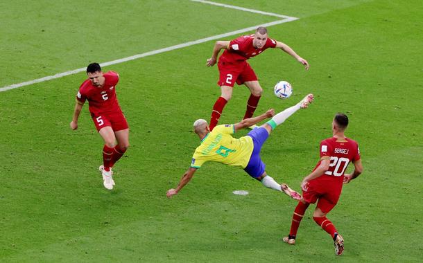 Richarlison voleia e marca segundo gol do Brasil em confronto contra a Sérvia na Copa do Mundo, em Lusail, Catar (Foto: REUTERS/Molly Darlington) Richarlison voleia e marca segundo gol do Brasil em confronto contra a Sérvia na Copa do Mundo, em Lusail, Catar