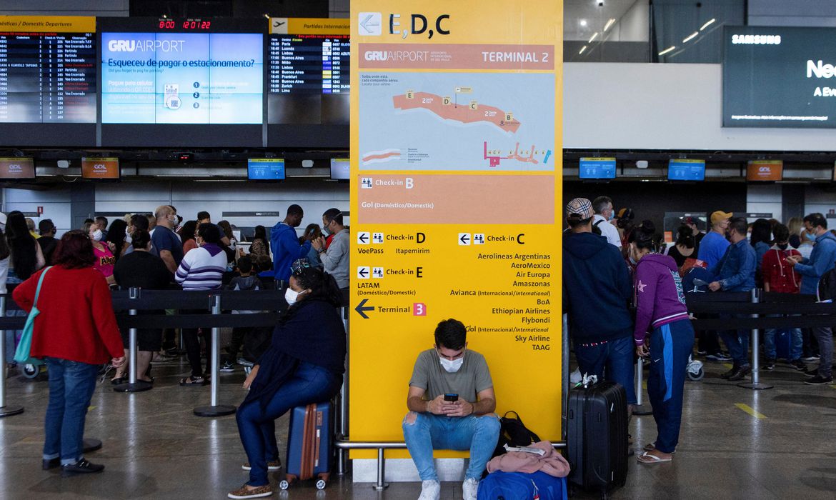 Homem de máscara no Aeroporto Internacional de Guarulhos (SP) (Foto: Reuters / Roosevelt Cassio) www.brasil247.com - Homem de máscara no Aeroporto Internacional de Guarulhos (SP)