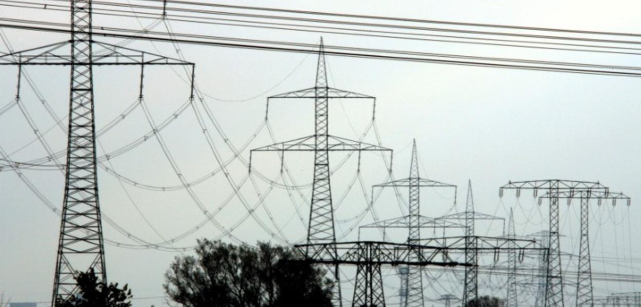 Linhas de transmissão de energia7/11/2006 (Foto: REUTERS/Pawel Kopczynski) www.brasil247.com - Linhas de transmissão de energia7/11/2006