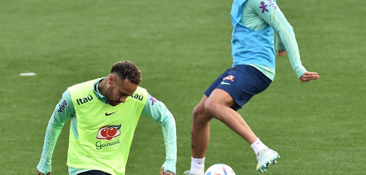 Neymar e Bruno Guimarães em treino da seleção brasileira em Turim 15/11/2022 (Foto: MASSIMO PINCA / REUTERS) www.brasil247.com - Neymar e Bruno Guimarães em treino da seleção brasileira em Turim 15/11/2022