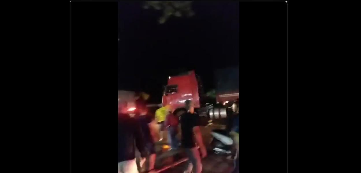 Caminhão atropela manifestantes em Rondônia (Foto: Reprodução) www.brasil247.com - Caminhão atropela manifestantes em Rondônia