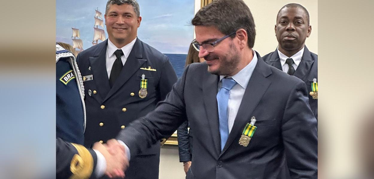 Constantino recebe medalha da Marinha (Foto: Reprodução/Twitter) www.brasil247.com - Constantino recebe medalha da Marinha