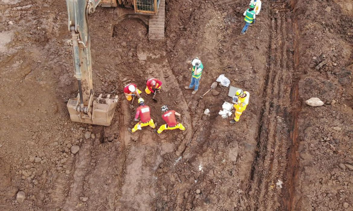 Polícia Civil de MG faz buscas após rompimento de barragem em Brumadinho (Foto: Divulgação/CBMMG) www.brasil247.com - Polícia Civil de MG faz buscas após rompimento de barragem em Brumadinho
