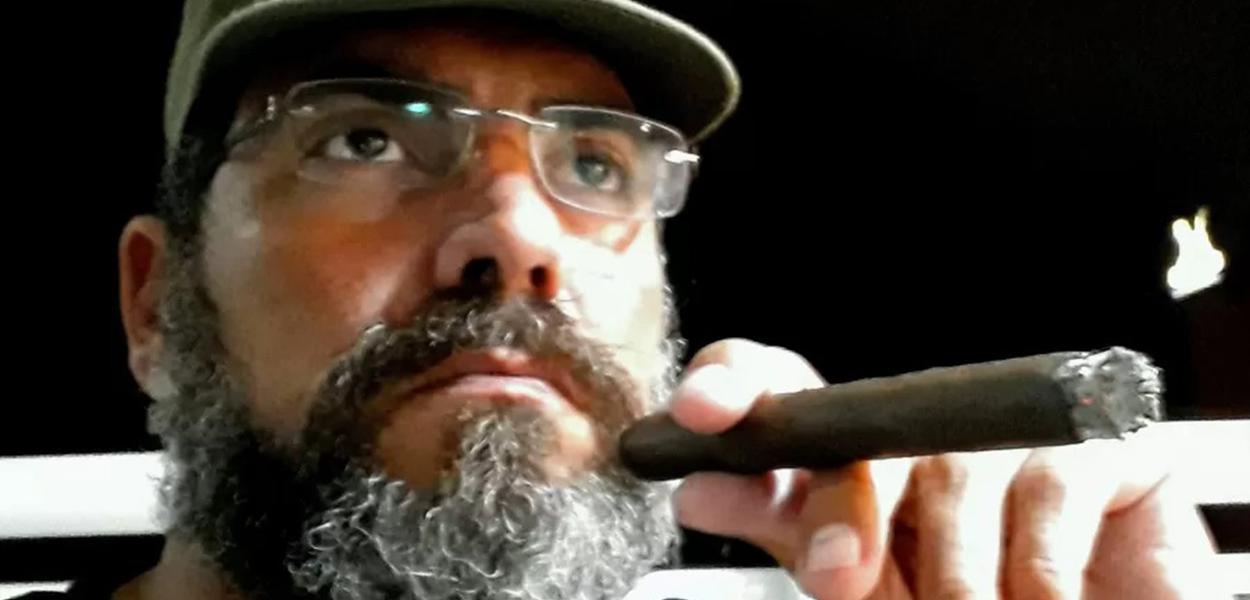 www.brasil247.com - Antônio Fernando Oliveira faz alusão a Fidel Castro e aparece nas redes sociais fumando um charuto
