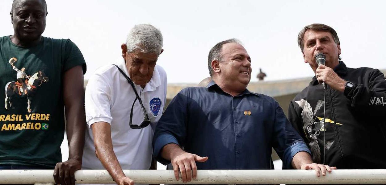 www.brasil247.com - O presidente Jair Bolsonaro e o ex-ministro Eduardo Pazuello durante passeio de moto, que gerou aglomeração na cidade do Rio de Janeiro.