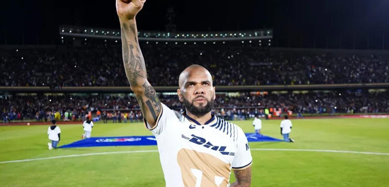 Daniel Alves com a camisa do Pumas, do México (Foto: Divulgação/Pumas) www.brasil247.com - Daniel Alves com a camisa do Pumas, do México