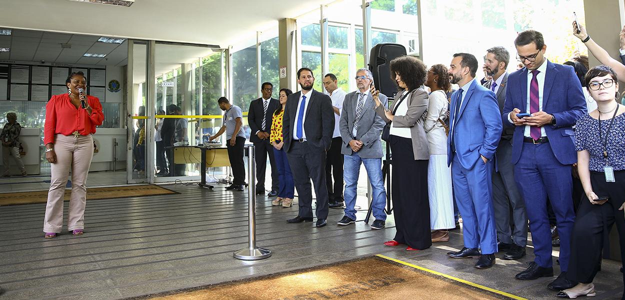 A ministra da Cultura, Margareth Menezes, recebe servidores que estavam realocados no Ministério do Turismo. (Foto: Marcelo Camargo/Agência Brasil) www.brasil247.com - A ministra da Cultura, Margareth Menezes, recebe servidores que estavam realocados no Ministério do Turismo.