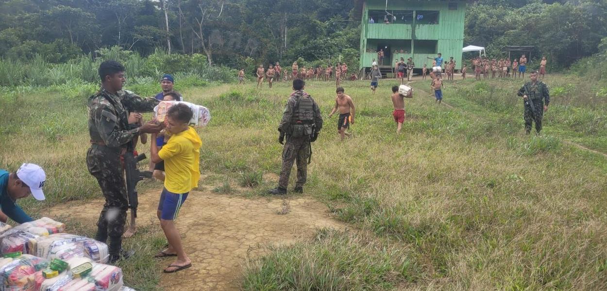 Operação da Força Aérea Brasileira atendendo à comunidade Kataroa (na Terra Indígena Yanomami), situada na região de Surucucu (Foto: Divulgação / Força Aérea Brasileira) www.brasil247.com - Operação da Força Aérea Brasileira atendendo à comunidade Kataroa (na Terra Indígena Yanomami), situada na região de Surucucu