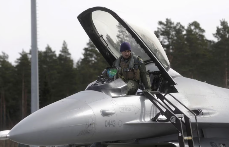 Piloto do 510º Esquadrão de Caças da Força Aérea dos EUA deixa seu caça F-16 na base aérea de Amari, em 26 de março de 2015 (Foto: REUTERS/Ints Kalnins) www.brasil247.com - Piloto do 510º Esquadrão de Caças da Força Aérea dos EUA deixa seu caça F-16 na base aérea de Amari, em 26 de março de 2015