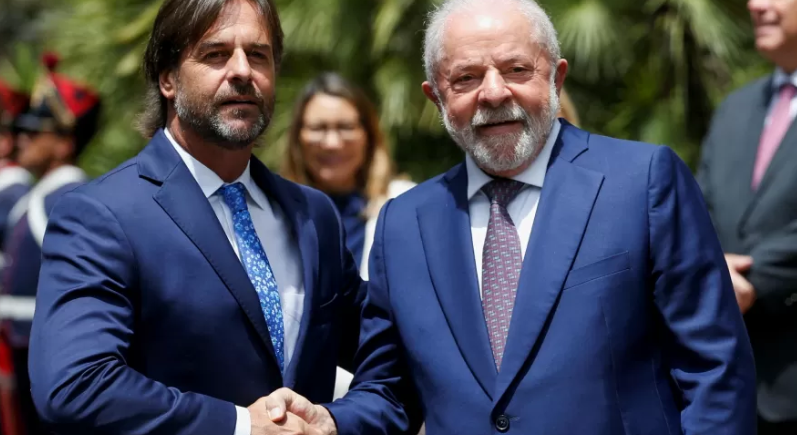 O presidente do Uruguai, Luis Lacalle Pou, recebe o presidente do Brasil, Luiz Inácio Lula da Silva, na residência de Suarez, em Montevidéu, Uruguai (Foto: MARIANA GREIF/REUTERS) www.brasil247.com - O presidente do Uruguai, Luis Lacalle Pou, recebe o presidente do Brasil, Luiz Inácio Lula da Silva, na residência de Suarez, em Montevidéu, Uruguai