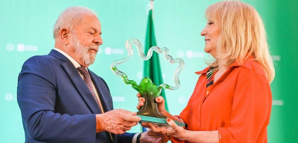 Presidente Lula recebe homenagem da prefeita de Montevidéu, Carolina Cosse (Foto: Ricardo Stuckert) www.brasil247.com - Presidente Lula recebe homenagem da prefeita de Montevidéu, Carolina Cosse