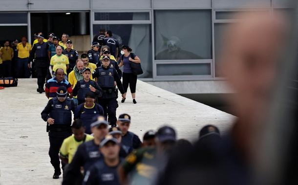 Bolsonaristas radicais são detidos após invadirem o Palácio do Planalto (Foto: UESLEI MARCELINO) Bolsonaristas radicais são detidos após invadirem o Palácio do Planalto