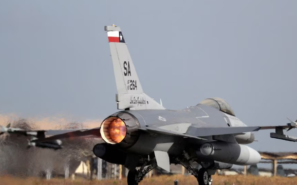 Um caça a jato F-16 da Força Aérea dos EUA decola de uma base aérea durante o CRUZEX, um exercício aéreo multinacional organizado pela Força Aérea Brasileira, em Natal, Brasil, 21 de novembro de 2018 (Foto: REUTERS/Paulo Whitaker/File Photo) Um caça a jato F-16 da Força Aérea dos EUA decola de uma base aérea durante o CRUZEX, um exercício aéreo multinacional organizado pela Força Aérea Brasileira, em Natal, Brasil, 21 de novembro de 2018