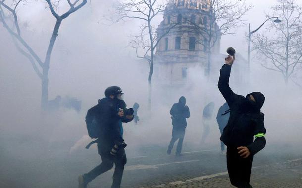 Manifestantes tomaram as ruas da França em protesto contra a reforma da previdência do presidente Emmanuel Macron (Foto: Reuters) Manifestantes tomaram as ruas da França em protesto contra a reforma da previdência do presidente Emmanuel Macron